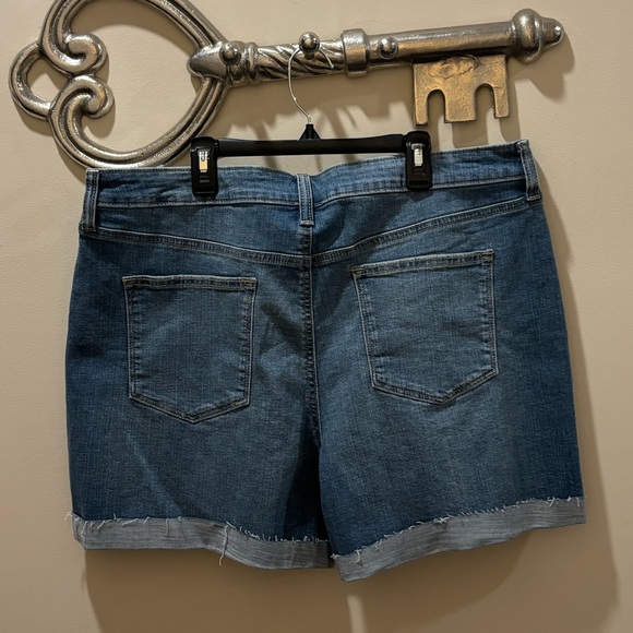 New Plus Size SONOMA Raw 5” Hem Cuffed High Rise Jean Shorts Sz 18 - Picture 3 of 5